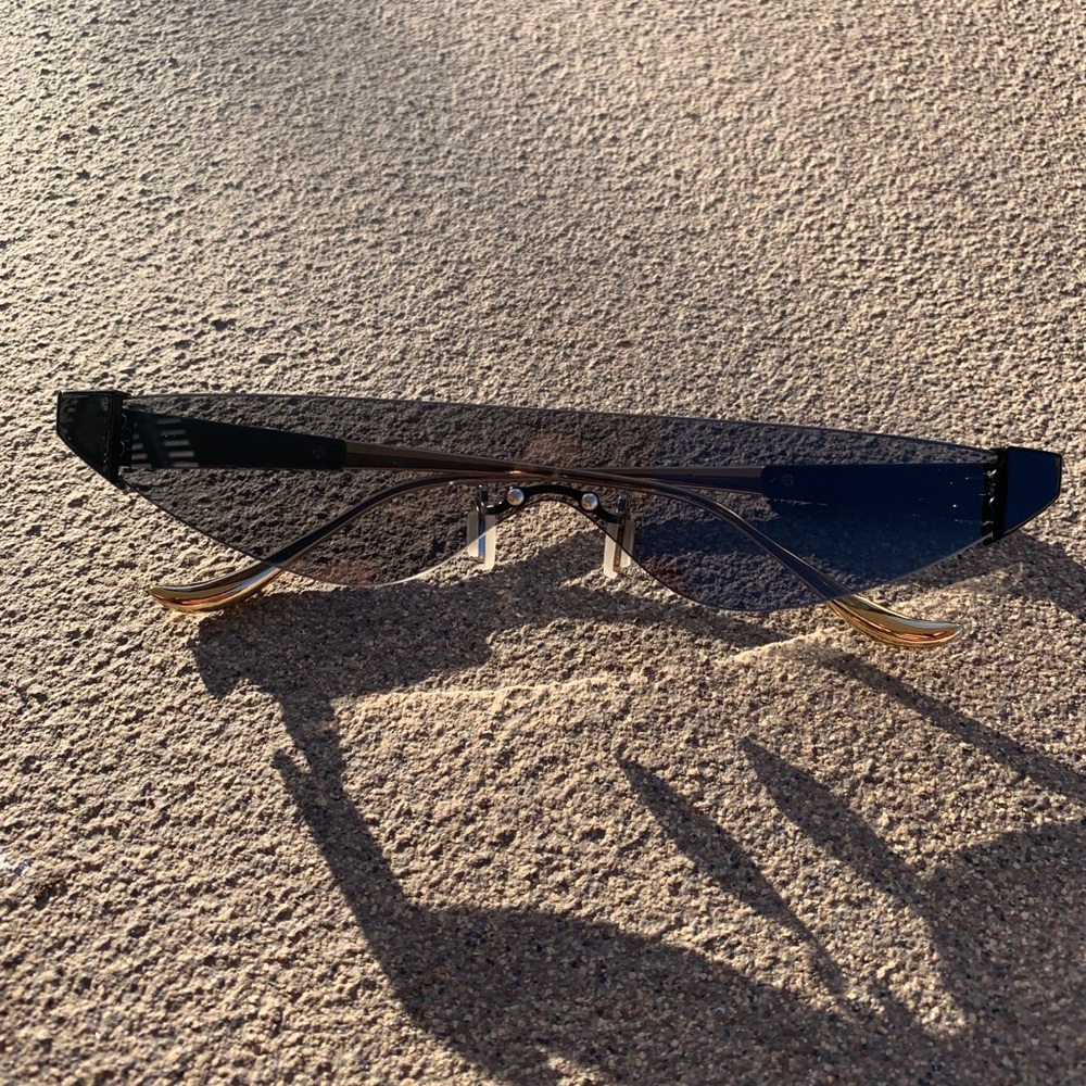 Statement skinny black sunglasses 🕶
